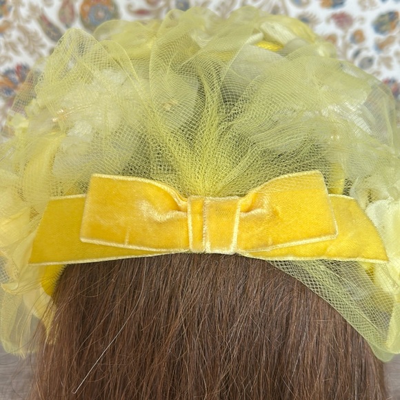 Vintage Couture‎ 1950’s Fascinator Hat Yellow/White Flowers Veiled with/Felt Bow - Picture 6 of 15